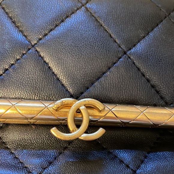 Chanel lamb kiss lock crossbody or bag Italy so soft like butter hard to find - Picture 6 of 9